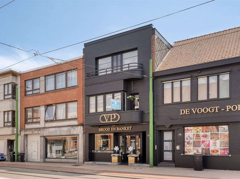 Dit mooie, lichtrijke appartement is gunstig gelegen vlak bij het centrum van Zwijndrecht. In de nabije omgeving vindt u diverse supermarkten zoals De