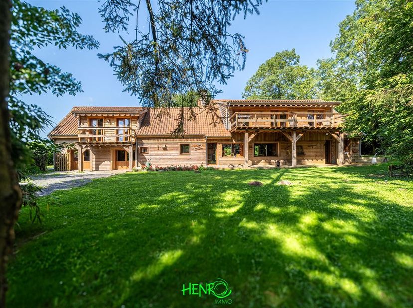 Découvrez cette maison unique, offrant une vue imprenable et une situation exclusive sur Mourcourt. Profitez de la discrétion et de la tranquillité to