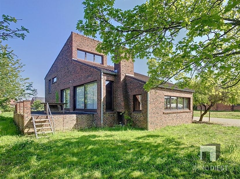 Ontdek deze ruime en uitstekend gelegen woning op een perceel van 12a 23ca, op een steenworp  van hartje Scherpenheuvel. &lt;br /&gt;
Deze woning met knappe