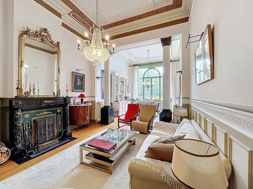 À proximité de Montgomery et de l&#039;avenue de Tervueren, dans une rue calme à sens unique, au RDC dune maison de Maître, superbe duplex MEUBLÉ deux cham