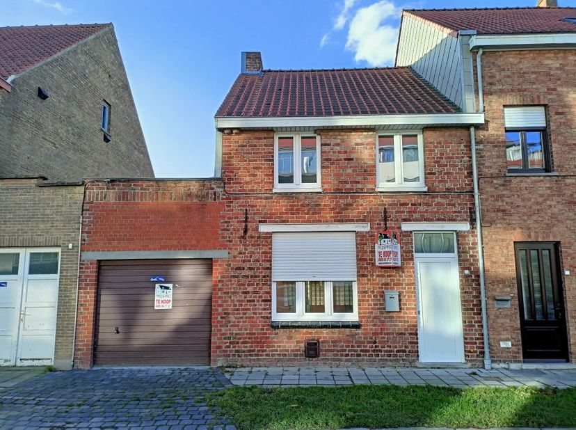 Deze woning ligt nabij het station en beschikt over een ruime garage voor 2 auto&#039;s en een verharde tuin met een ruim tuinhuis met plaats voor 2 extra