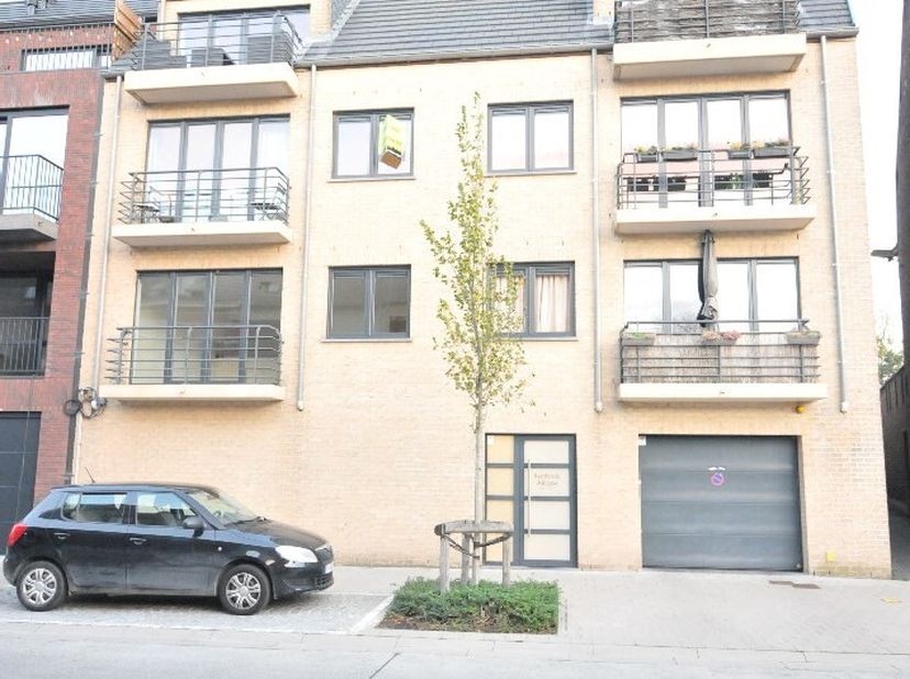 Ruim appartement gelegen dichtbij het centrum van Avelgem.&lt;br /&gt;
Grote living met balkon en open ingerichte keuken. Berging voorzien naast de keuken.&lt;