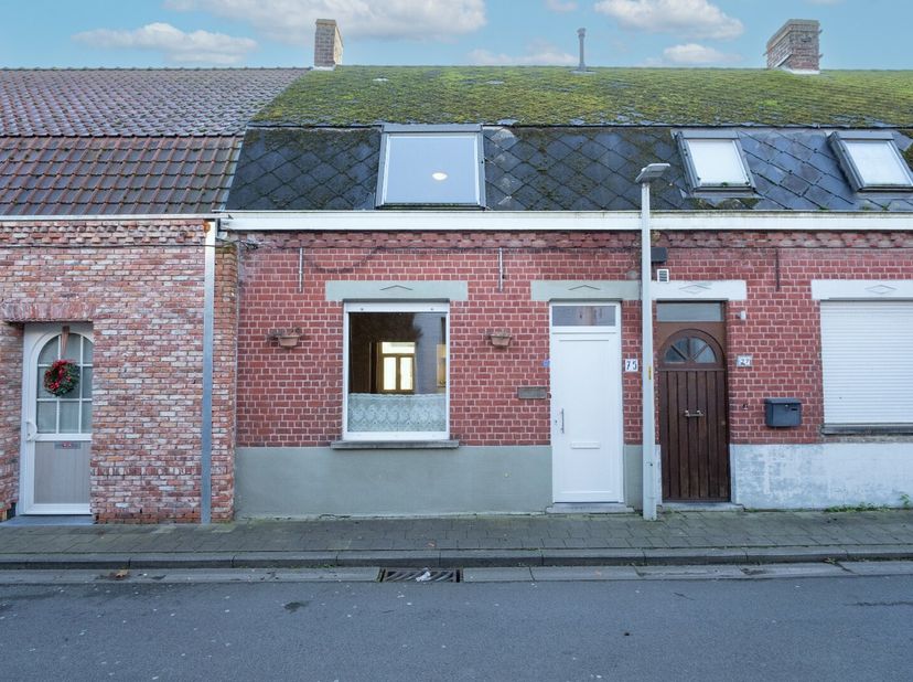 Op een zeer rustige ligging in Avelgem treft u deze starterswoning aan. Op slechts een boogscheut van het centrum, alsook zijn alle commerciële centra