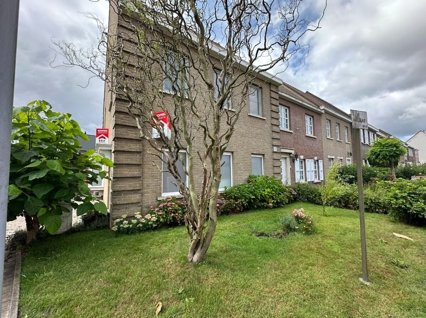 Woning met 5 kamers te koop.Indeling:Op de gelijkvloers heeft u de inkomhal met gastentoilet, living met zicht op de tuin, keuken en kelder.Op het eer