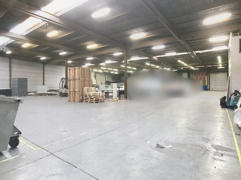 Magazijn/productieruimte van ca. 2.577m² met ruime parking te Oostrozebeke.&lt;br /&gt;
Specificaties:&lt;br /&gt;
- vloeroppervlakte van ca. 2.577m²&lt;br /&gt;
- gepo