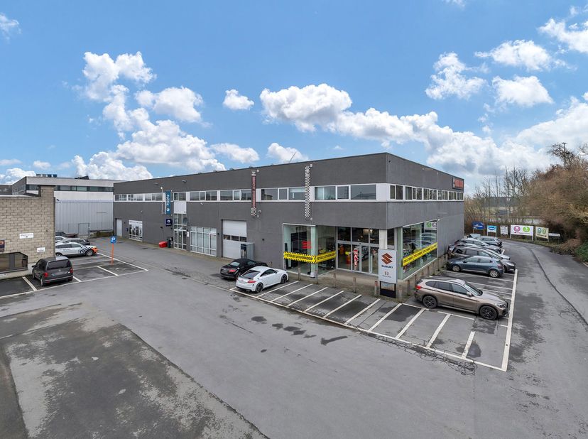 Topo-Immo biedt u deze gelijkvloerse handelsruimte aan met een oppervlakte van 2000 m². De handelszaak die hierin werd uitgebaat heeft steeds genoten