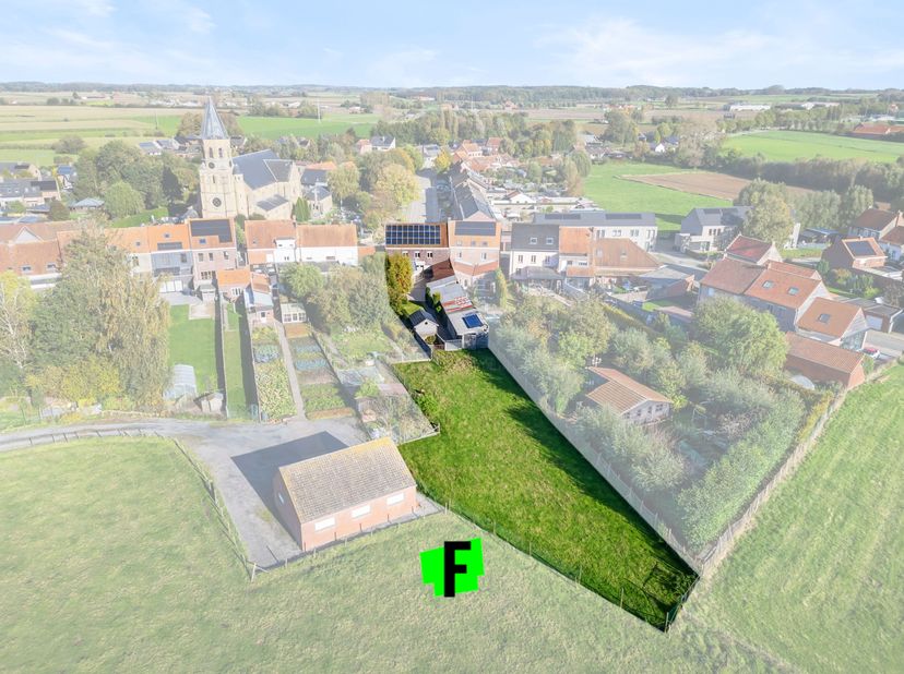 Au centre de Voormezele, à seulement 10 minutes d&#039;Ypres, se trouve cette spacieuse maison commerciale. La propriété est située sur un terrain de pas m