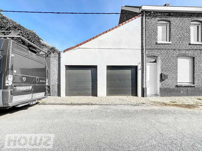 Situés dans un secteur calme et prisé de Dottignies, ces deux garages récents représentent une opportunité unique pour particuliers ou investisseurs à