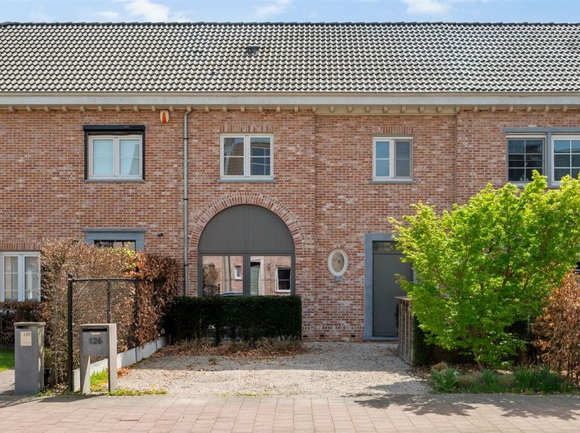 Deze moderne en instapklare woning bevindt zich op een schitterende locatie, ideaal gelegen nabij sportinfrastructuur, winkels en andere essentiële vo