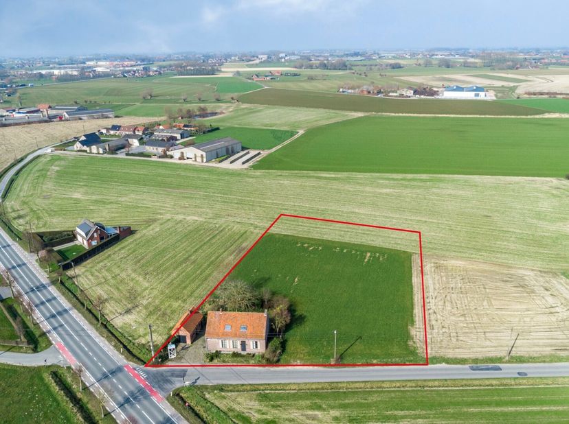 Uniek perceel bouwgrond van 4520 m2 met prachtige verzichten, op een boogscheut van centrum Pittem.&lt;br /&gt;
Het perceel is goed bereikbaar en bevindt zi