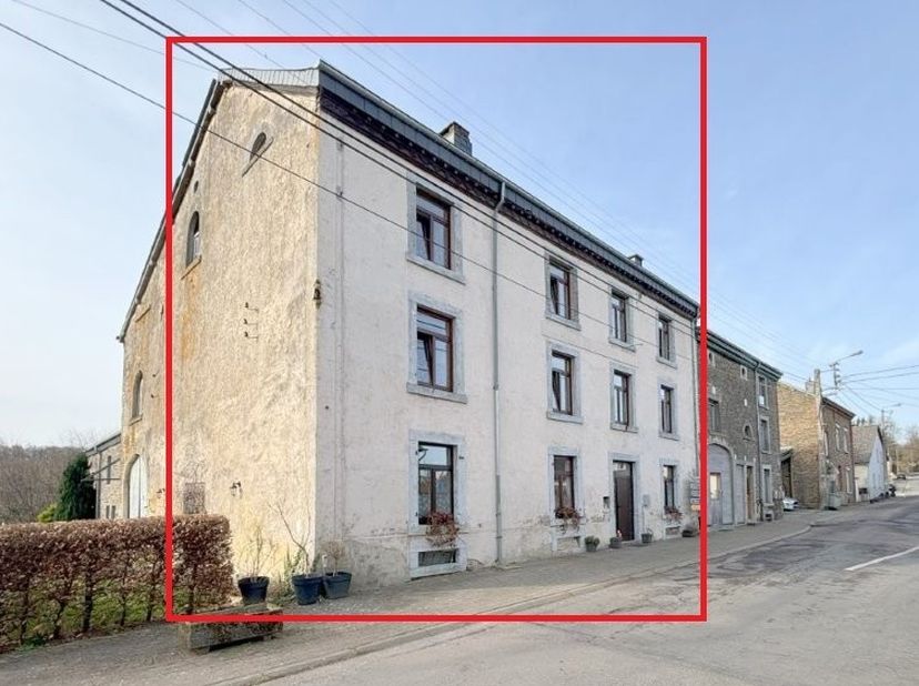 Mooie hoekwoning met kleine tuin (3 slaapkamers / 2 badkamers), ideaal als vakantiewoning in een bosrijke omgeving nabij de Semois.&lt;br /&gt;
&lt;br /&gt;
Indel