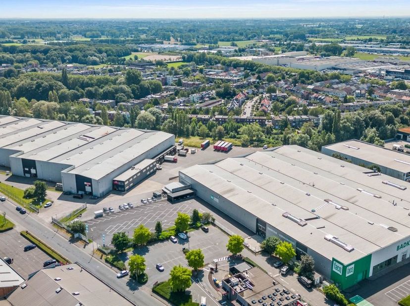 Entrepôt logistique d&#039;une superficie de 3.737 m² combiné avec 152 m² de bureaux à louer à Wilrijk. Excellente situation le long de l&#039;autoroute A12.&lt;br