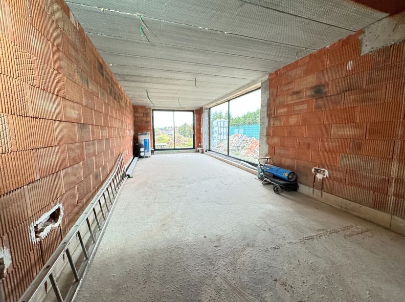 Ben je op zoek naar een woning met ruimte, potentieel en vooral véél mogelijkheden?&lt;br /&gt;
Dan is deze halfopen bebouwing op Meeënheide 96 in Genk miss