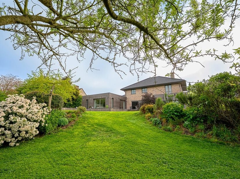 Incroyable villa darchitecte, idéalement située aux Bois Fichaux. &lt;br /&gt;
La pièce à vivre de 85m2 est ultra lumineuse, cuisine entièrement équipée et