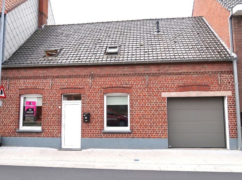 Net buiten het centrum van Hooglede vinden we deze knusse woning met grote tuin. Bij het binnenkomen bevinden we ons meteen in de leefruimte, aansluit