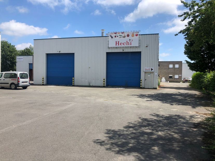 TE HUUR - Magazijn met kantoor gelegen te Lint.&lt;br /&gt;
Het magazijn van ca 783m² beschikt over 2 sectionaal poorten.&lt;br /&gt;
Daarnaast is er ook ca 215m²