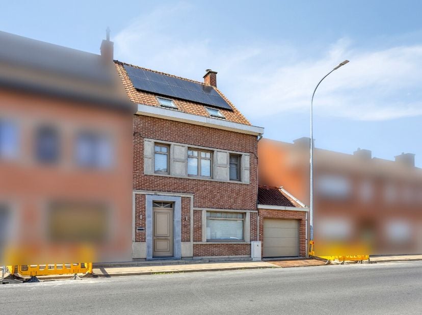 Prachtige instapklare gezinswoning met 3 slaapkamers in het bruisende IzegemIn het bruisende Izegem vindt u deze ruime en goed onderhouden woning, ide