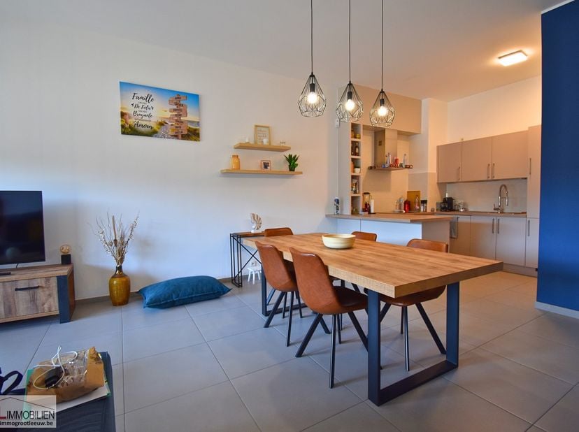 Immo Groot Leeuw presenteert u dit moderne en instapklare 1-slaapkamerappartement, ideaal gelegen dicht bij openbaar vervoer, winkels en scholen.&lt;br /