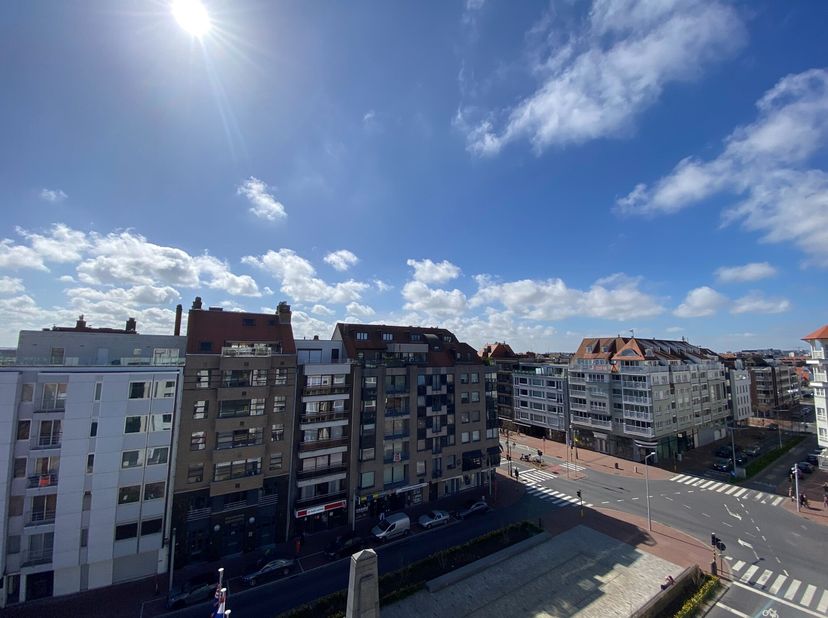 NON MEUBLÉ - PENTHOUSE UNIQUE situé sur la place du Bourgmestre Frans Demist avec une très grande terrasse ensoleillée et une vue dégagée.&lt;br /&gt;
L&#039;app