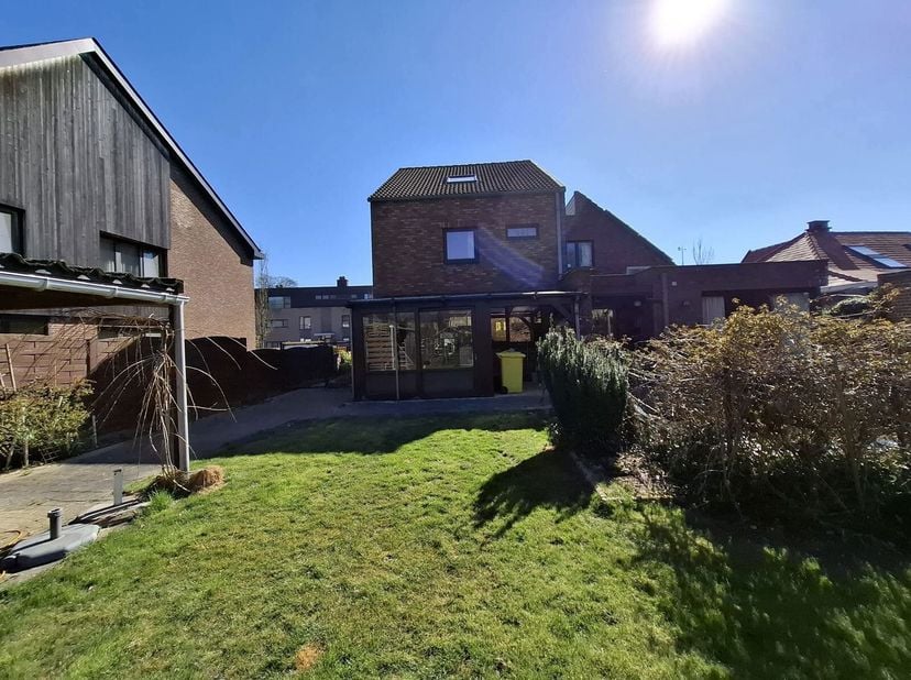 Découvrez cette propriété unique située sur un terrain de 1.182 m², avec une surface habitable de 283 m². Il s&#039;agit dune maison de soins composée de d