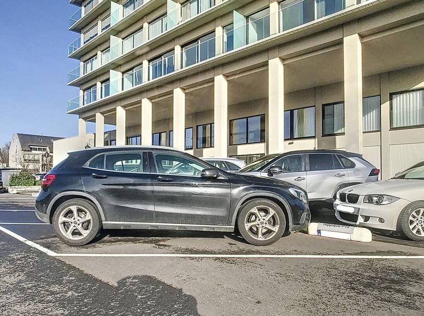 Deze bovengrondse staanplaats te huur is gelegen in residentie Hippique in de Holstraat 61 te Waregem. &lt;br /&gt;
De residentie is gelegen op een absolute