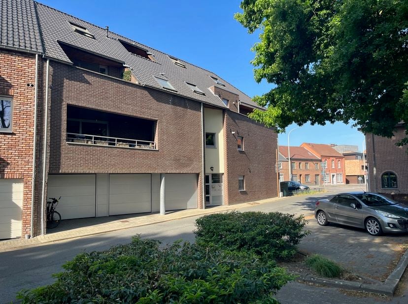 Twee slaapkamer appartement gelegen in de Regenboogstraat 2 te Bree op wandelafstand van het centrum.&lt;br /&gt;
Ruim terras bereikbaar via living en slaap