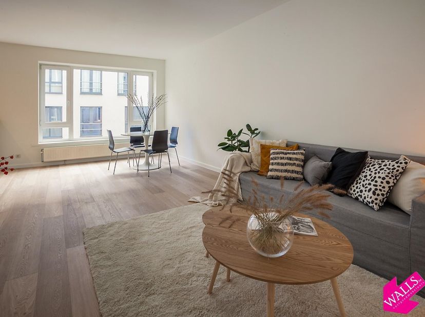 Top-appartement te huur!!! Dit recent gerenoveerde appartement is gelegen in een kleinschalig gebouw, op super ligging! Beschikbaar op 1 augustus.&lt;br