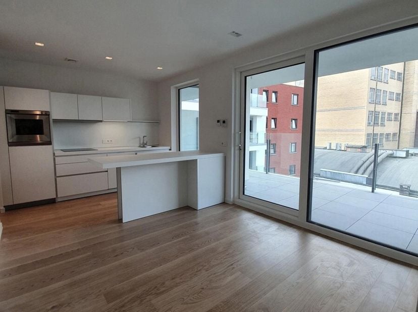 Situé Place Cathédrale 16, ce superbe studio de 42 m² offre un cadre de vie confortable et hyper équipé, à deux pas des commerces, restos et transport