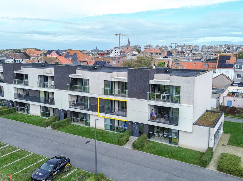 Deze nieuwbouw serviceflat, gebouwd in 2016 biedt een comfortabele en veilige woonomgeving aan de rand van de gezellige badplaats Wenduine. Deze eigen