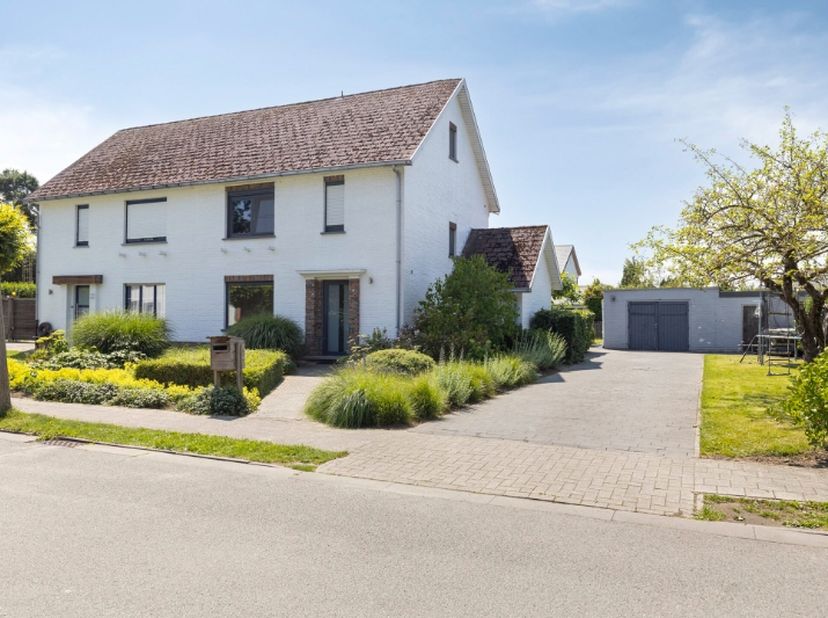 Zeer verzorgde woning met terras en grote zonnige tuin. Indeling als volgt; inkomhal met gastentoilet, aangename en lichtrijke leefruimte met open geï