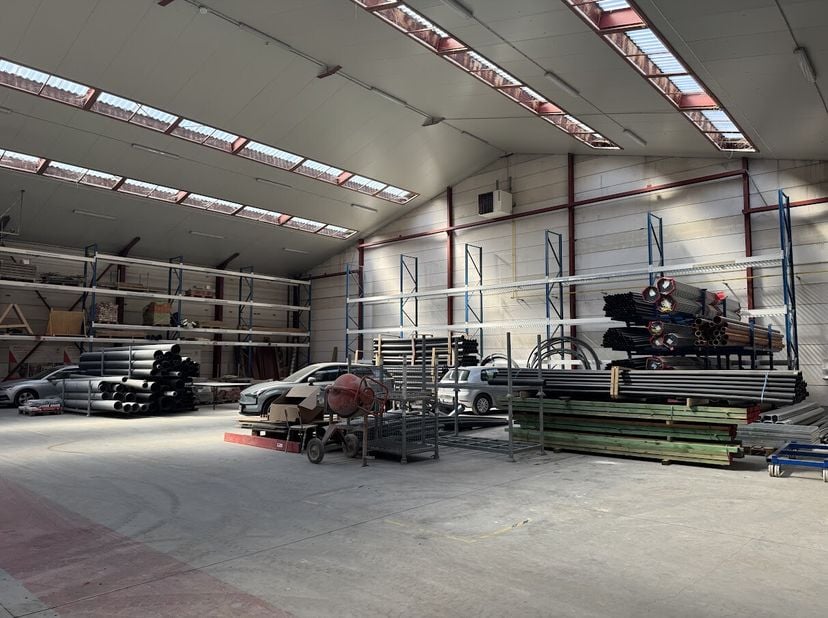 Entrepôt spacieux près de l&#039;A10 à Oudenburg à louer&lt;br /&gt;
Cet entrepôt d&#039;une superficie de pas moins de 750 m² est idéalement situé près de la sortie