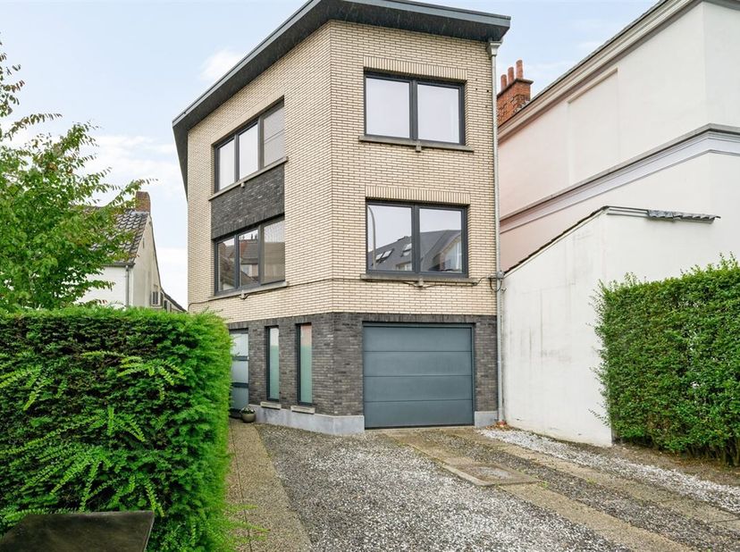 Ruime, verzorgde woning met 3 slaapkamers in het centrum van Koningshooikt voorzien van inpandige garage en gezellige tuin.&lt;br /&gt;
Deze verzorgde bel-e