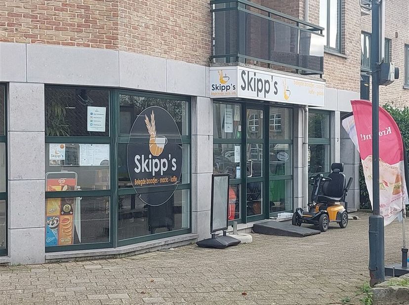 Opbrengsteigendom te koop.&lt;br /&gt;
Handelsgelijkvloers verhuurd aan € 1138 per maand.&lt;br /&gt;
Indeling: Broodjeszaak met ruime verbruiksruimte, berging me