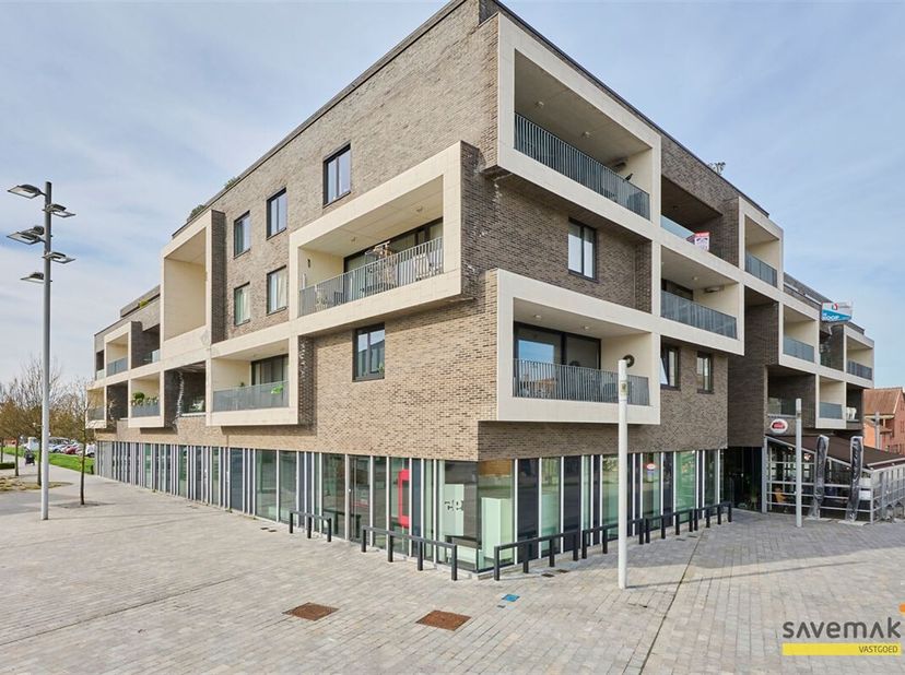 Cet immeuble commercial, situé dans le coeur animé de Lommel, offre un grand espace avec une surface utile totale d&#039;environ 550 m², répartie en différ