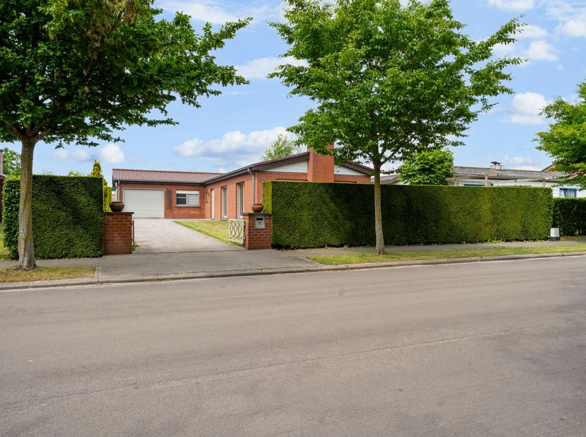 Gelijkvloerse bungalow op toplocatie in Moorsele!&lt;br /&gt;
Via de inkomhal met gastentoilet komen we in de lichtrijke leefruimte met zithoek en eetplaats