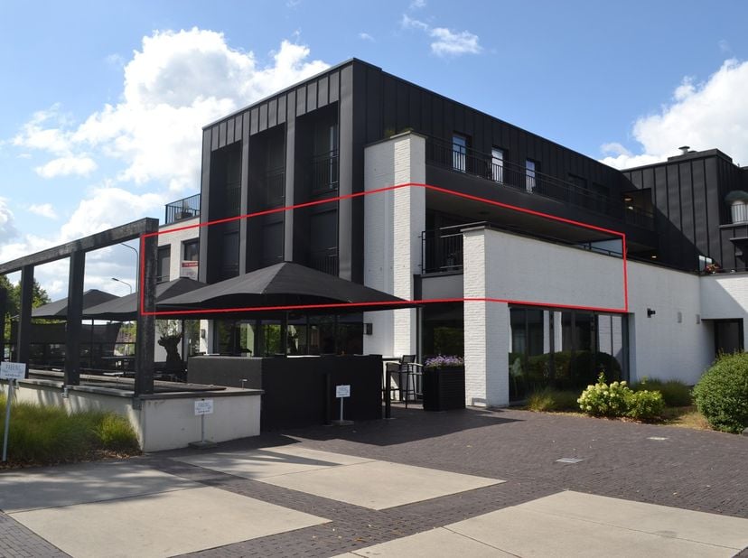 Dit appartement met een oppervlakte van +/- 130m² is gelegen in het centrum van Nijlen en omvat: inkomhal met gastentoilet, grote leefruimte met veel