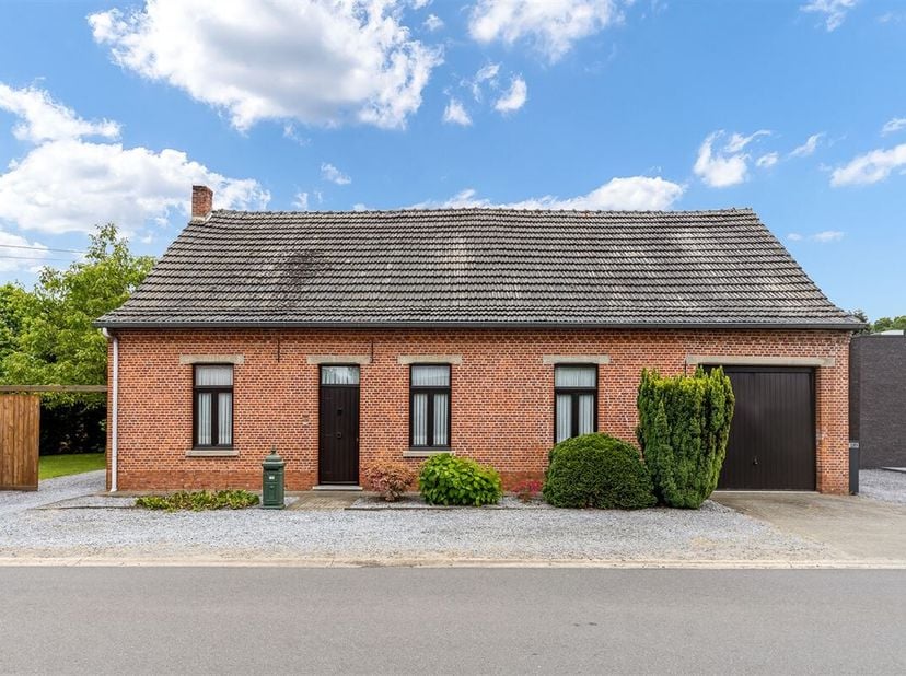 Mooie karakteristieke woning op perceel van 13are81ca (25.7m breedte) te Beringen met vele mogelijkheden.&lt;br /&gt;
Belangrijkste troeven:&lt;br /&gt;
- Rustige