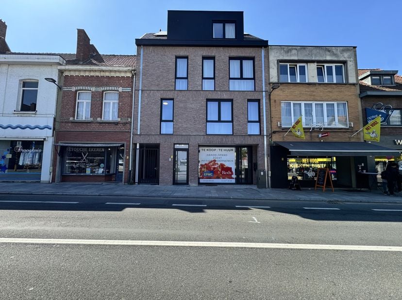 Het betreft een commerciële ruimte/ kantoorruimte te Ekeren, met een oppervlakte van ca. 160 m², met grote etalage voorzien van panoramische ramen op