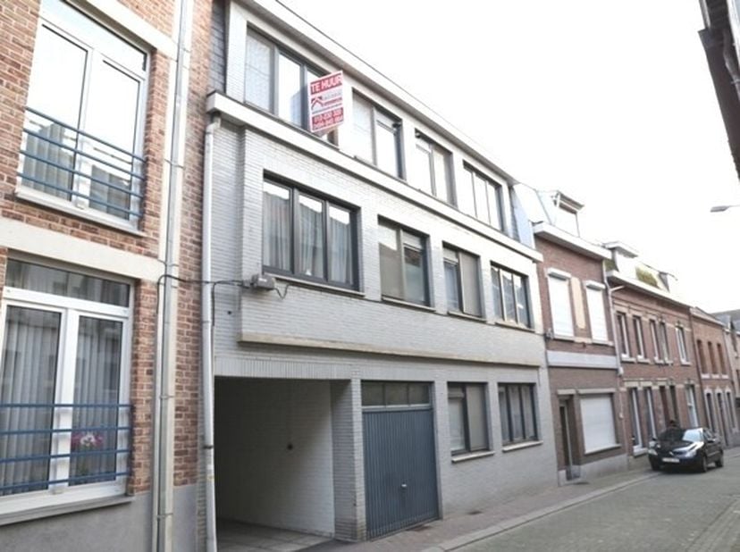 Appartement met als indeling: living, aparte keuken, badkamer, 2 slaapkamers, balkon en gemeenschappelijke garage. Het appartement ligt op wandelafsta
