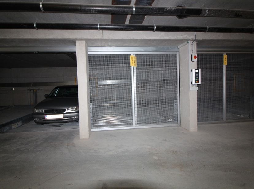 In residentie Den Haan, hoek Zuidstraat (43) - Rijselstraat te Torhout bevinden zich ruime garageboxen met lift. &lt;br /&gt;
&lt;br /&gt;
De garageboxen zijn onm