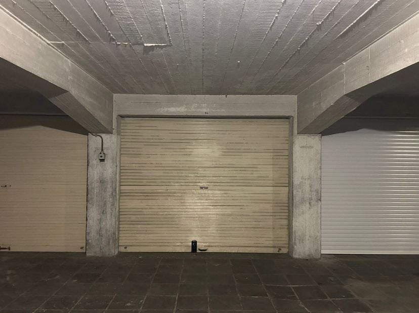 Deze gesloten garage met nummer 24 is gelegen op de -1 verdieping in de residentie Molière. Deze residentie is gelegen vlakbij de Zeedijk van Mariaker