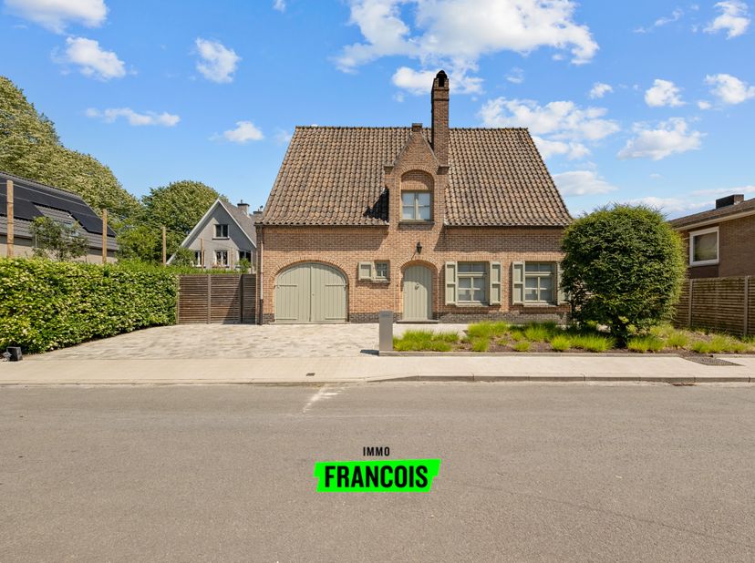 Dans une rue secondaire tranquille de Sint-Michiels, à deux pas du centre de Bruges, vous trouverez cette villa parfaitement entretenue et prête à l&#039;e