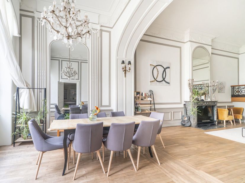 Chatelain/Louise: In een klein gebouw met 3 eenheden, mooi appartement van 237m² bestaande uit een inkomhal, een ruime woonkamer met toegang tot het t