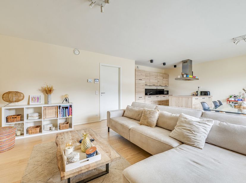Makelaardij Marneffe biedt u dit prachtige appartement met 2 slaapkamers aan, gelegen op de eerste verdieping van de aangename residentie &quot;Les Erables