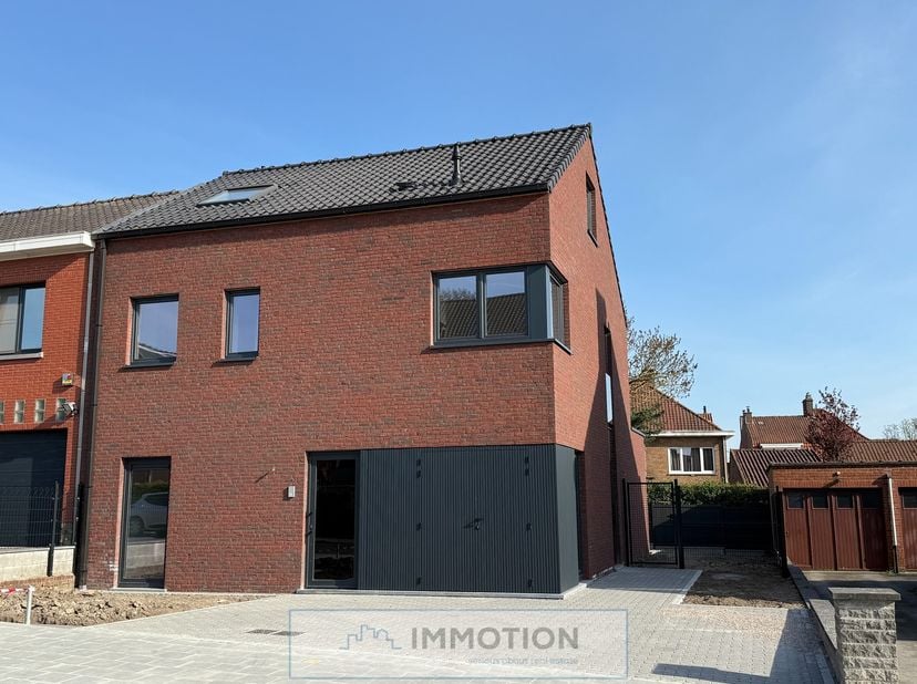 Nieuwbouw appartement in kleine residentie met 2 appartementen. Gelegen op eerste en tweede verdieping, met aparte inkom (geen gemeenschappelijke dele