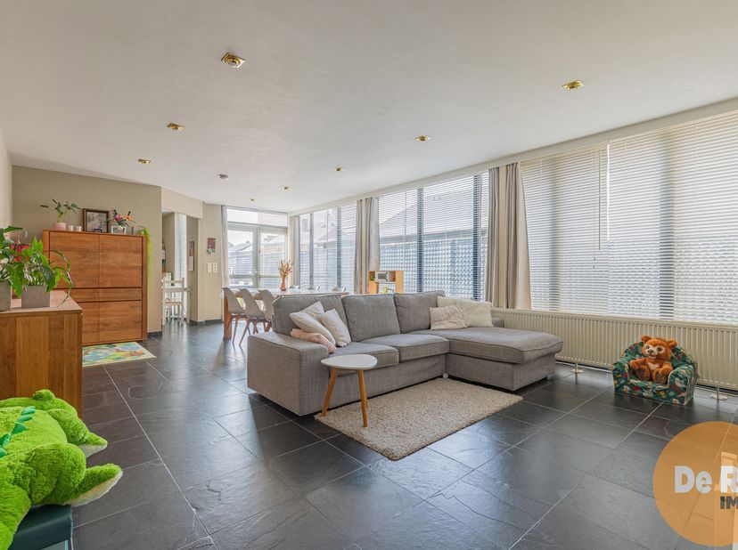 WICHELEN - Deze verzorgde halfopen bebouwing kunt u vinden op wandelafstand van het centrum te Wichelen. Deze woning, welke steeds perfect werd onderh