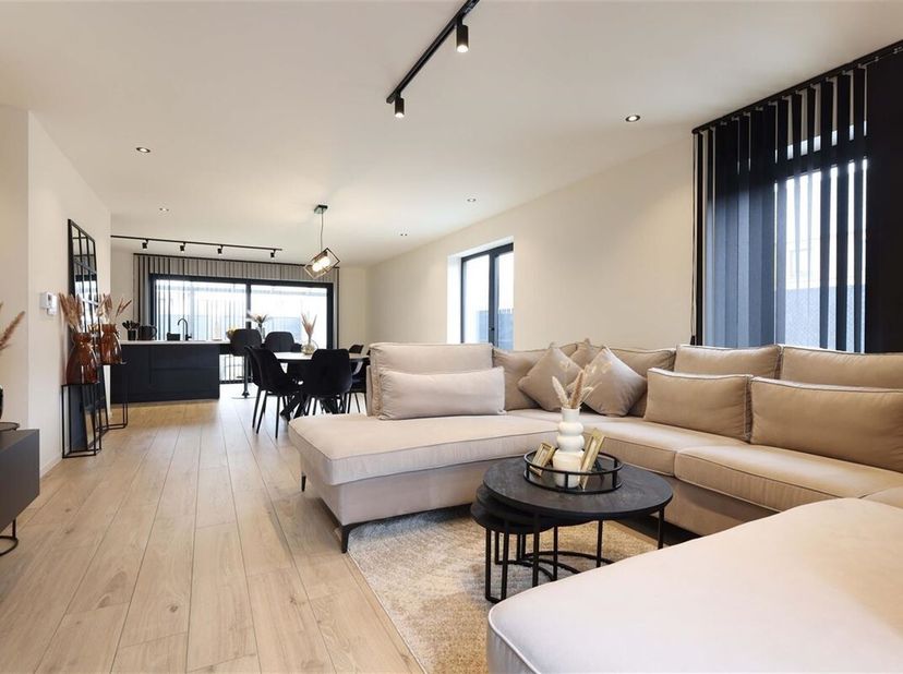 Stijlvolle en moderne nieuwbouwwoning met 5 slaapkamers, gelegen in een doodlopende straat.&lt;br /&gt;
Omgeving:&lt;br /&gt;
+ Goede bereikbaarheid naar Genk, Ha