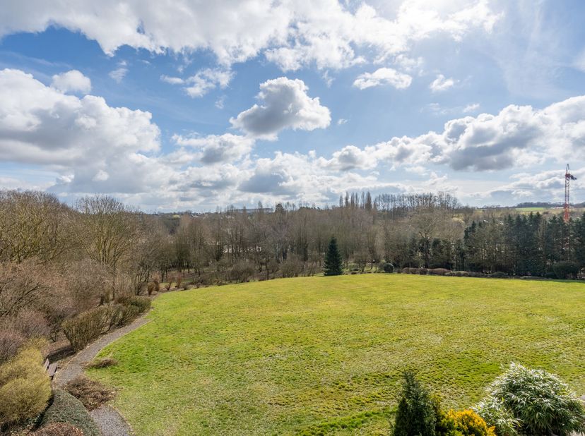 Magnifique appartement de 135 m² idéalement situé à deux pas du shopping, de la Grand Place et de la gare de Nivelles. Situé au 2ème étage/4 d&#039;un imme
