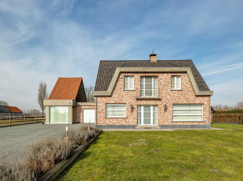Stap binnen in een unieke villa waar rust, ruimte en luxe samenkomen. Deze instapklare, volledig met hoogwaardige materialen gerenoveerde villa ligt o