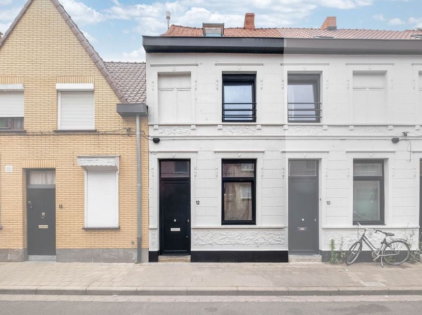 Centraal gelegen arbeidershuisje met vernieuwde ramen, dak en ketel. &lt;br /&gt;
Bent u op zoek naar een slimme investering of een betaalbare starterswonin